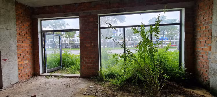 Da Nang: Xot xa loat shophouse chuc ty bo hoang, co phu kin-Hinh-8