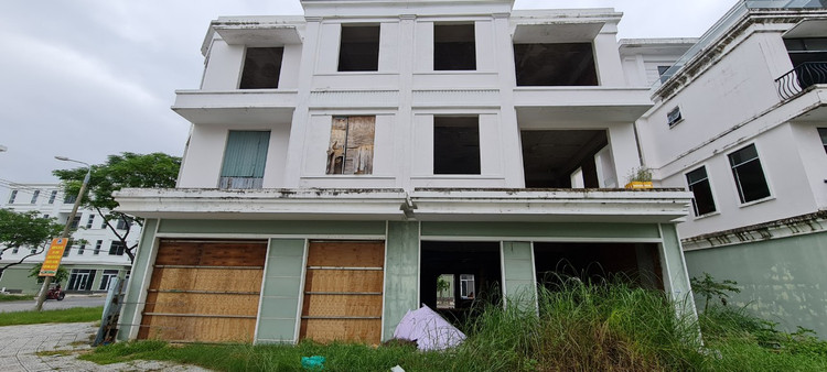 Da Nang: Xot xa loat shophouse chuc ty bo hoang, co phu kin-Hinh-4