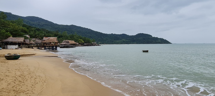 Check in bai bien hoang so tuyet dep duoi chan nui Son Tra