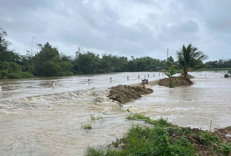 Ngap lut dang dien ra phuc tap tai mot so tinh mien Trung