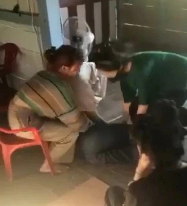 Nu sinh bi nhom ban lot ao, danh hoi dong gay phan no