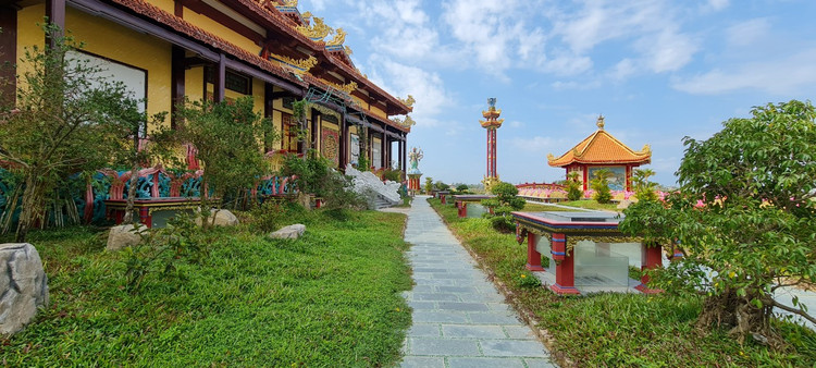 Can canh ngoi chua dien ra Le hoi Quan The Am Ngu Hanh Son-Hinh-11