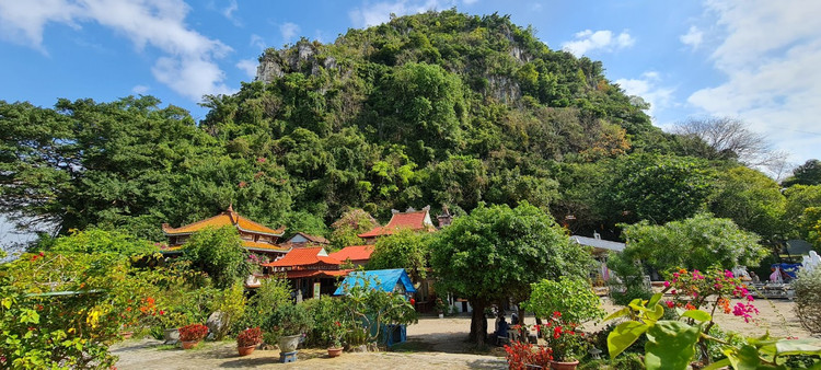 Can canh ngoi chua dien ra Le hoi Quan The Am Ngu Hanh Son-Hinh-2