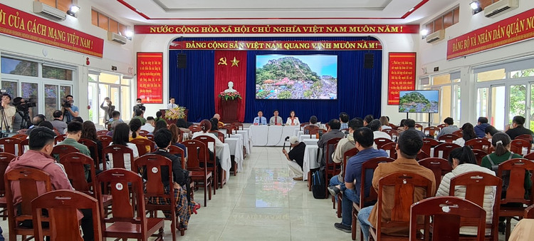 Can canh ngoi chua dien ra Le hoi Quan The Am Ngu Hanh Son-Hinh-16