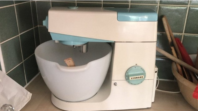 4. Máy trộn bột từ năm 1964: Một sản phẩm nhà bếp tưởng chừng đơn giản, nhưng máy trộn bột này đã phục vụ các bà nội trợ suốt nhiều thập kỷ mà không hề xuống cấp. Vẫn quay đều và bền bỉ, nó là minh chứng cho việc "chất lượng hơn số lượng". (Ảnh: Boredpanda)