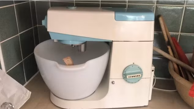 4. Máy trộn bột từ năm 1964: Một sản phẩm nhà bếp tưởng chừng đơn giản, nhưng máy trộn bột này đã phục vụ các bà nội trợ suốt nhiều thập kỷ mà không hề xuống cấp. Vẫn quay đều và bền bỉ, nó là minh chứng cho việc "chất lượng hơn số lượng". (Ảnh: Boredpanda)