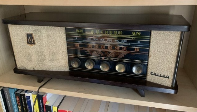 3. Radio cổ từ năm 1958: Radio không chỉ là phương tiện thông tin mà còn là một phần ký ức của thế hệ trước. Chiếc radio năm 1958 này không những vẫn phát âm thanh rõ ràng mà còn giữ được thiết kế cổ điển, khiến nhiều người không khỏi bồi hồi khi sử dụng. (Ảnh: Boredpanda)
