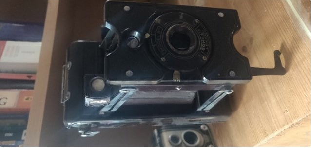 2. Máy ảnh cổ năm 1926: Được chế tác từ những năm đầu thế kỷ 20, chiếc máy ảnh này không chỉ chụp ảnh rõ nét mà còn giữ nguyên độ bền. Cơ chế hoạt động tinh vi của nó là biểu tượng cho sự khéo léo trong thiết kế máy móc thời bấy giờ. (Ảnh: Boredpanda)