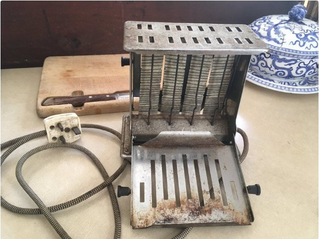 5. Máy nướng bánh năm 1920: Chiếc máy nướng bánh này đã hơn một thế kỷ tuổi đời nhưng vẫn vận hành ổn định, giúp nướng chín từng lát bánh mỳ đều đẹp. Đây là minh chứng cho kỹ thuật cơ khí chính xác của thời kỳ đầu thế kỷ 20. (Ảnh: Boredpanda)