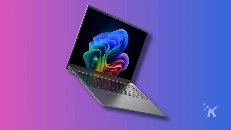 1. Acer Swift Go 14 AI: Được giới thiệu tạiCES 2025 với trọng lượng chỉ 1,3kg, Acer Swift Go 14 AI là một đại diện tiêu biểu cho lớp laptop siêu nhẹ. Sử dụng bộ xử lý AMD Ryzen AI 300 Series và card đồ họa Radeon 800M, chiếc laptop này hứa hẹn cung cấp hiệu năng đủ để đáp ứng nhu cầu làm việc náo nhọt. Màn hình 14 inch OLED 3K mang đến hình ảnh sắc nét, trong khi pin 24,9 giờ đảm bảo khả năng làm việc lâu dài. (Ảnh: KnowTechie)