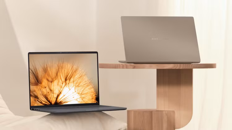 2. Asus Zenbook A14: Nặng chỉ 0,98kg, Asus Zenbook A14 UX3407 đánh bại nhiều đối thủ với vỏ Ceraluminum bền bị, chống sốc và trầy xước. Trang bị chip Qualcomm Snapdragon X series cùng pin 70Wh, Zenbook A14 cung cấp hiệu năng đủng đầu dân đầy ấn tượng. (Ảnh: Mashable)