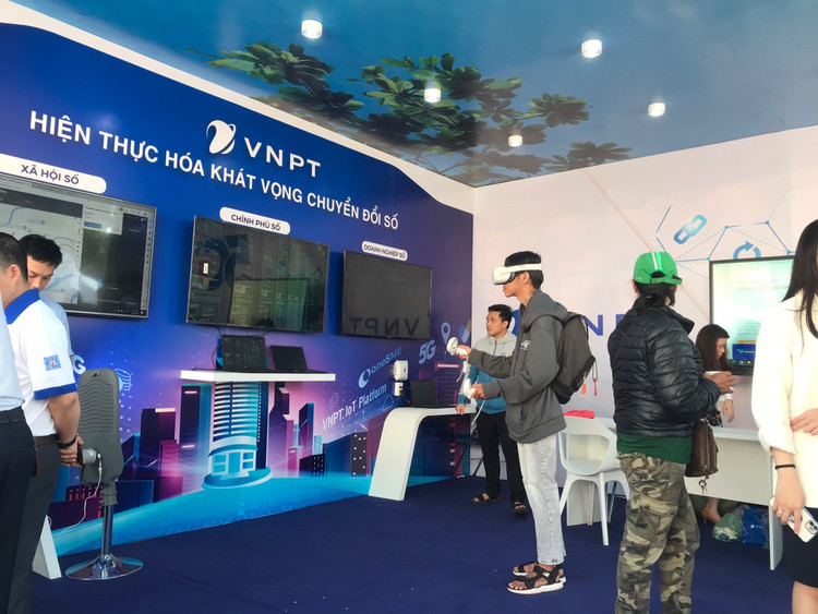 Trai nghiem VinaPhone 5G, nhan qua hap dan tai Le hoi ca phe Buon Ma Thuot 2023-Hinh-5