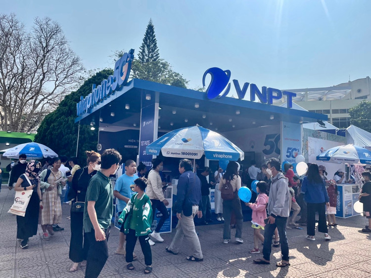 Trai nghiem VinaPhone 5G, nhan qua hap dan tai Le hoi ca phe Buon Ma Thuot 2023