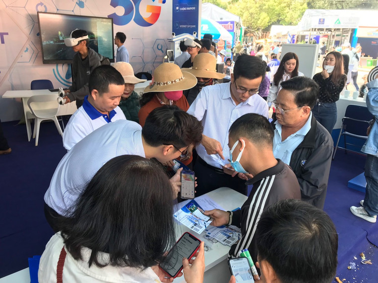 Trai nghiem VinaPhone 5G, nhan qua hap dan tai Le hoi ca phe Buon Ma Thuot 2023-Hinh-2