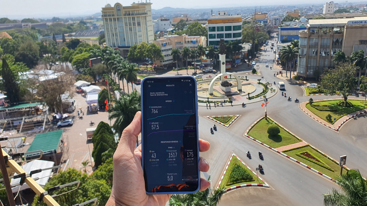 Trai nghiem VinaPhone 5G, nhan qua hap dan tai Le hoi ca phe Buon Ma Thuot 2023-Hinh-6