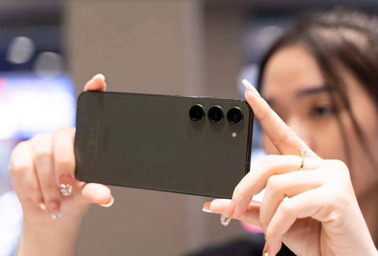 Để tham khảo, A16 Bionic đạt khoảng hơn 1.800 điểm và với việc A17 Bionic dự kiến sẽ tập trung vào hiệu suất năng lượng hơn là hiệu năng, có khả năng Snapdragon 8 Gen 3 dành cho Galaxy trở thành ông vua mới về hiệu năng lõi đơn trong smartphone.