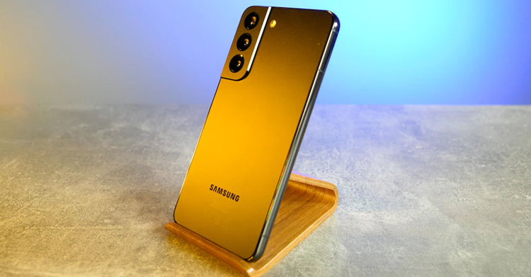 Trang Specs Tech tiết lộ thêm rằng Galaxy S24 khả năng cao vẫn sử dụng tấm nền Dynamic AMOLED, kích thước màn hình 6.3 inch và độ phân giải 2K+. Bên cạnh đó, sẽ không có gì quá lạ khi máy vẫn sẽ được hỗ trợ tần số quét 120 Hz để mang đến trải nghiệm vuốt, chạm và hiển thị nội dung mượt mà hơn.