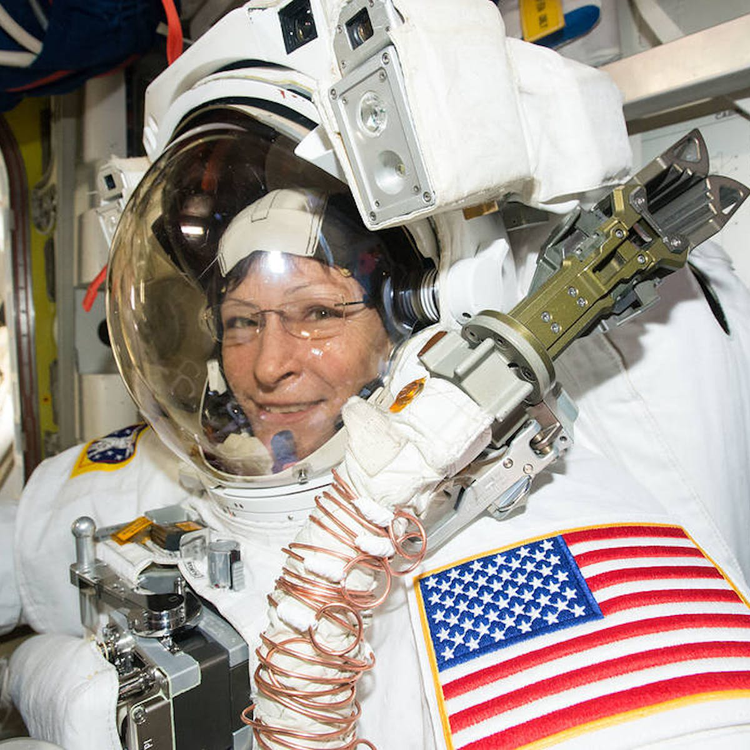 Neu phi hanh gia bi om trong khong gian, chuyen gi se xay ra?