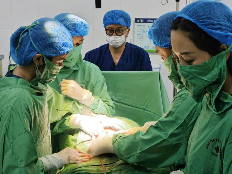 Gianh lai su song cho san phu gap tai bien nguy hiem