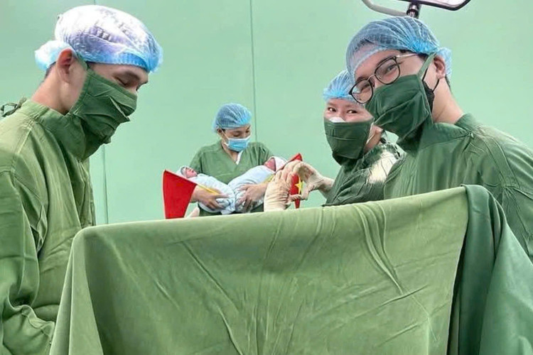 Ten dac biet cua cap song sinh chao doi ngay 30/4