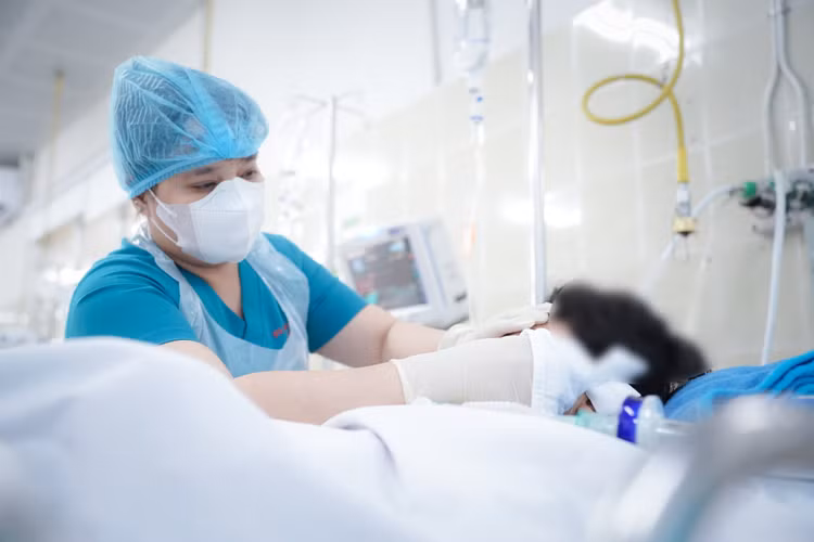 Be trai 10 tuoi bi nhanh cay roi trung dau hon me