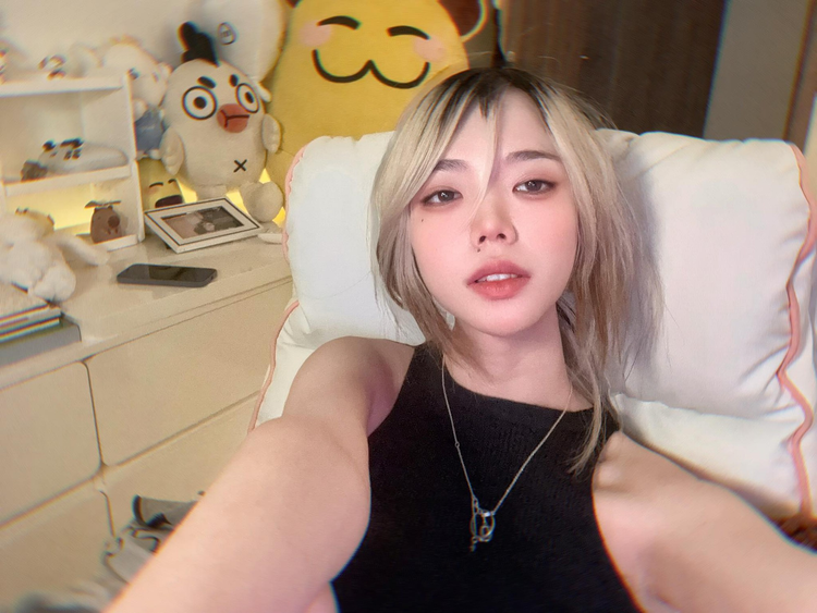 Ngoài ngoại hình nổi bật, Remind còn gây ấn tượng bởi cách xây dựng cộng đồng fan tích cực và gần gũi. Những động thái tương tác đơn giản nhưng khéo léo, như bài đăng &quot;Ôm không&quot;, đã nhanh chóng nhận được sự phấn khích và phản hồi tích cực từ fan. (Ảnh:FBNV)