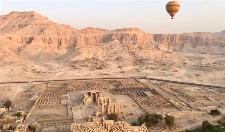 Vi sao lang mo Vua Tutankhamun duoc chuan bi het suc voi vang?