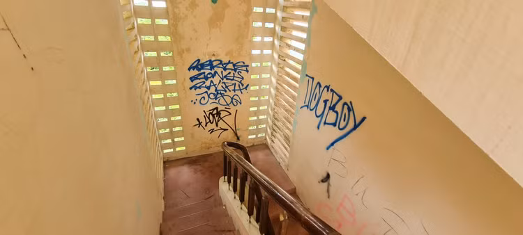 Bí ẩn khách sạn bỏ hoang trên đèo Hải Vân - Hình 6 Bi an khach san bo hoang tren deo Hai Van-Hinh-6