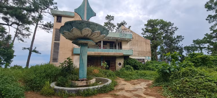 Bí ẩn khách sạn bỏ hoang trên đèo Hải Vân - Hình 2 Bi an khach san bo hoang tren deo Hai Van-Hinh-2