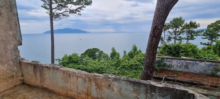 Bí ẩn khách sạn bỏ hoang trên đèo Hải Vân - Hình 9 Bi an khach san bo hoang tren deo Hai Van-Hinh-9