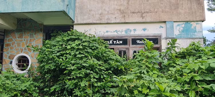 Bí ẩn khách sạn bỏ hoang trên đèo Hải Vân - Hình 4 Bi an khach san bo hoang tren deo Hai Van-Hinh-4