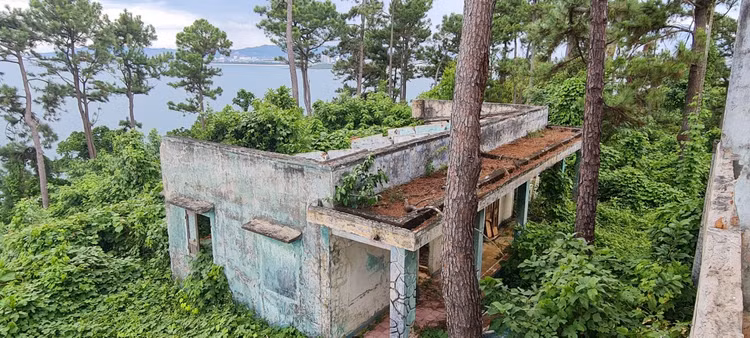 Bí ẩn khách sạn bỏ hoang trên đèo Hải Vân - Hình 11 Bi an khach san bo hoang tren deo Hai Van-Hinh-11