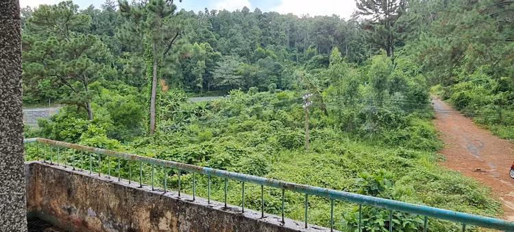 Bí ẩn khách sạn bỏ hoang trên đèo Hải Vân - Hình 12 Bi an khach san bo hoang tren deo Hai Van-Hinh-12