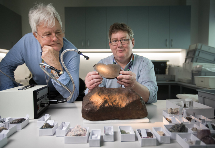 Nhặt được khối đá lạ, ai ngờ là báu vật Trời ban - Hình 7 Nhat duoc khoi da la, ai ngo la bau vat Troi ban-Hinh-7