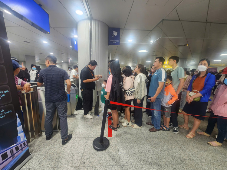 TP HCM: Nguoi dan xep hang dai cho mua ve di Metro-Hinh-6