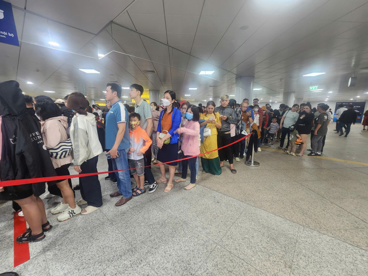 TP HCM: Nguoi dan xep hang dai cho mua ve di Metro-Hinh-3