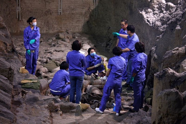 Bi an tuong di hinh trong mo Tan Thuy Hoang: Nam ngua, goi uon cong-Hinh-10