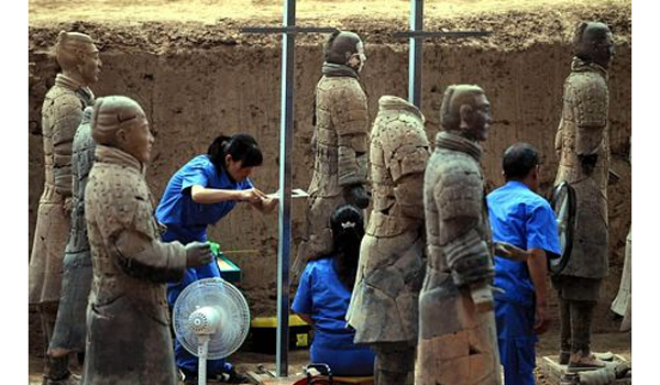 Bi an tuong di hinh trong mo Tan Thuy Hoang: Nam ngua, goi uon cong-Hinh-8