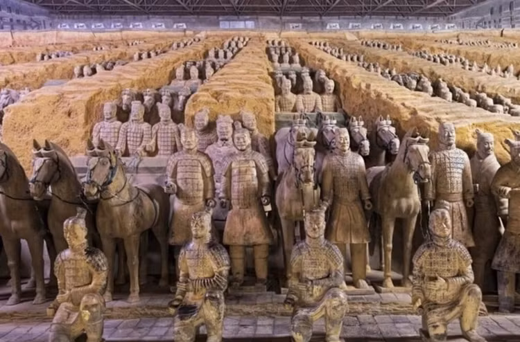 Bi an tuong di hinh trong mo Tan Thuy Hoang: Nam ngua, goi uon cong-Hinh-5