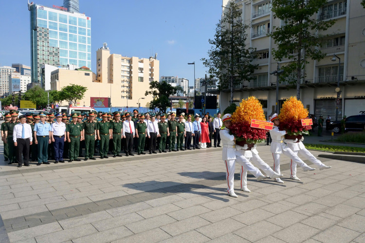 TP HCM: Doan cong tac Bo Quoc phong dang huong, tri an gia dinh chinh sach