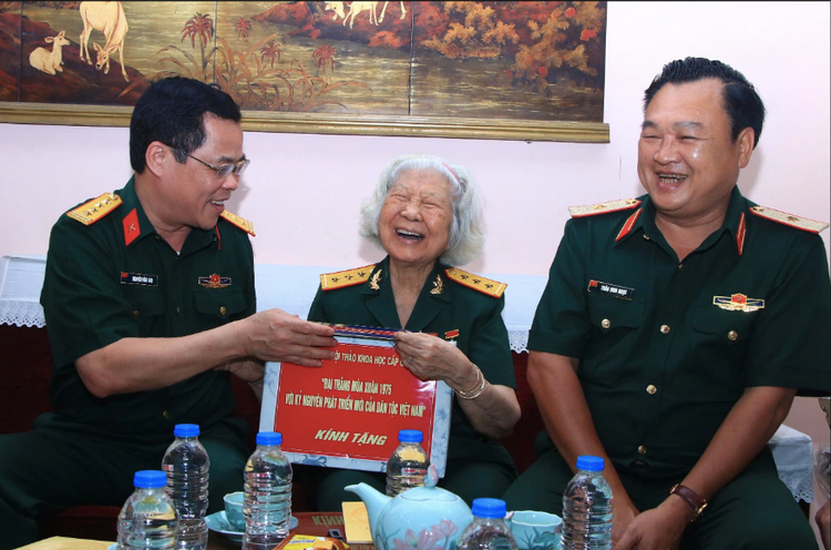 TP HCM: Doan cong tac Bo Quoc phong dang huong, tri an gia dinh chinh sach-Hinh-3