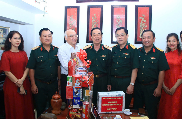 TP HCM: Doan cong tac Bo Quoc phong dang huong, tri an gia dinh chinh sach-Hinh-8