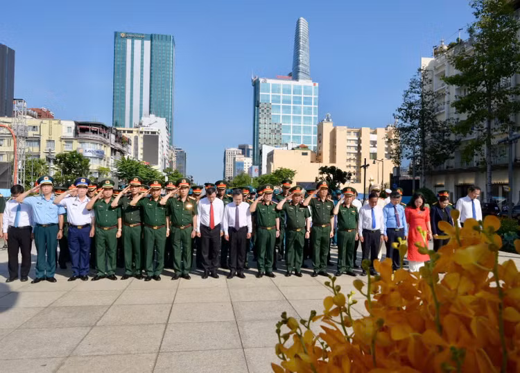 TP HCM: Doan cong tac Bo Quoc phong dang huong, tri an gia dinh chinh sach-Hinh-2