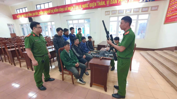 Bat 7 doi tuong o Dak Lak mang sung tu che vao rung san ban