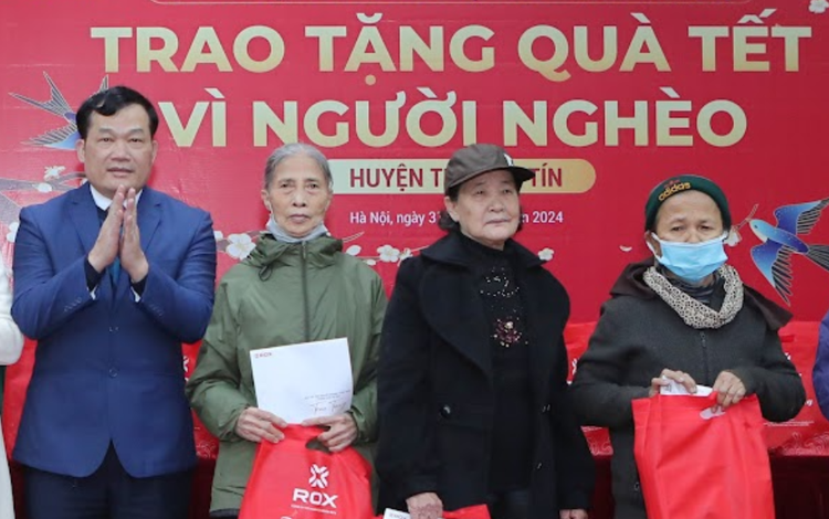 ROX Group trao tặng hơn 3.000 suất quà tết cho người nghèo ROX Group trao tang hon 3.000 suat qua tet cho nguoi ngheo