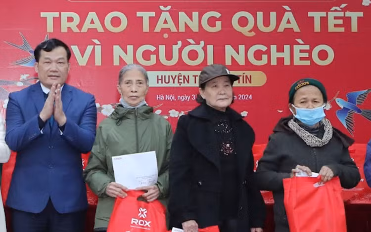 ROX Group trao tang hon 3.000 suat qua tet cho nguoi ngheo