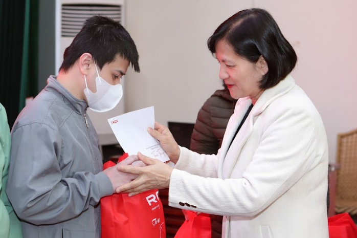 ROX Group trao tặng hơn 3.000 suất quà tết cho người nghèo - Hình 2 ROX Group trao tang hon 3.000 suat qua tet cho nguoi ngheo-Hinh-2