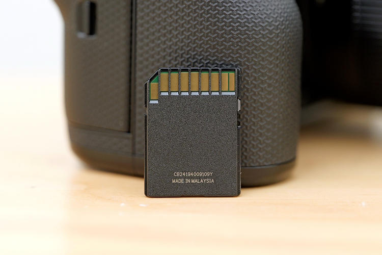 Soi the nho “sieu nang luc”, chup anh 10 nam khong het dung luong-Hinh-5