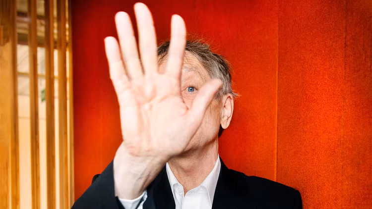 Hinton bày tỏ lo ngại rằng các công ty lớn không đủ cam kết để phát triển AI một cách an toàn.(Ảnh: MIT Technology Review)