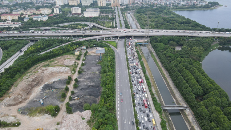 Cảnh tượng giao thông ùn tắc thường xuyên xảy ra tại nút giao cao tốc Pháp Vân - Vành đai 3. Ảnh: Đình Hiếu.